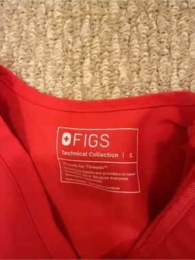 Orange Figs Technical Collection V-Neck Scrub Top - small top , xs petite pants